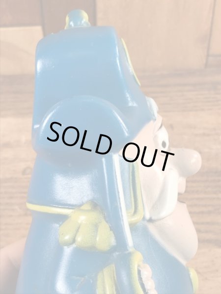 企業キャラクターのキャプテンクランチの貯金箱フィギュア