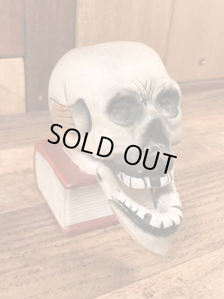 スカルオンブックの顎揺れするビンテージマッチホルダー