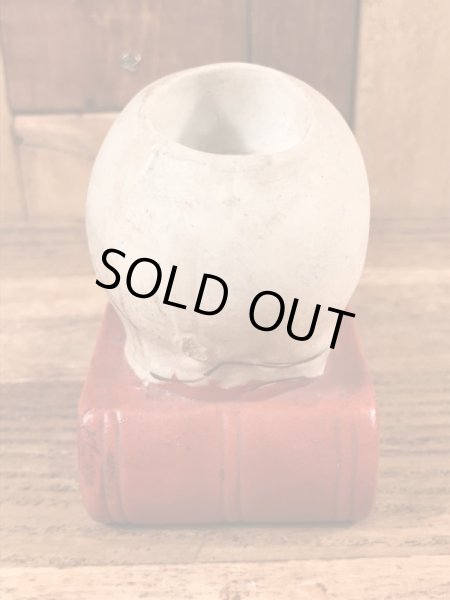 陶器製のスカルオンブックのヴィンテージマッチホルダー