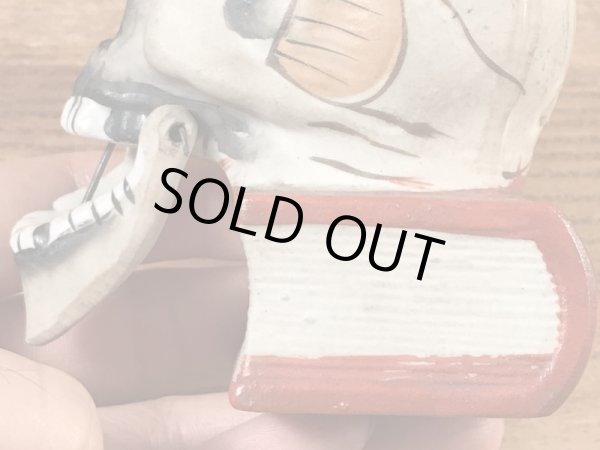 陶器製のスカルオンブックのヴィンテージマッチホルダー