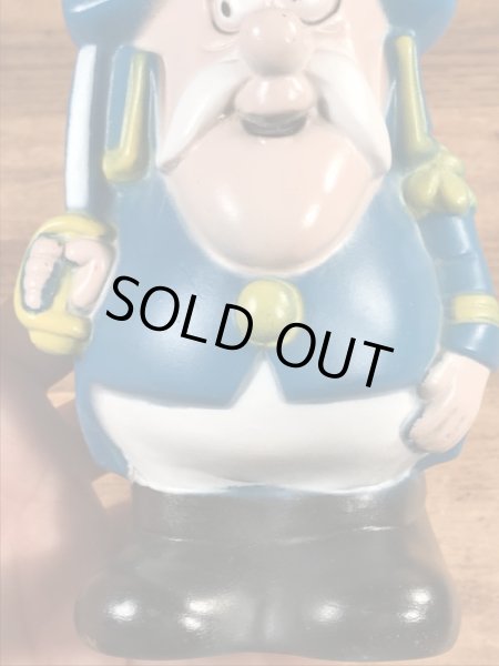 アドバタイジングキャラクターのキャプテンクランチのコインバンクドール