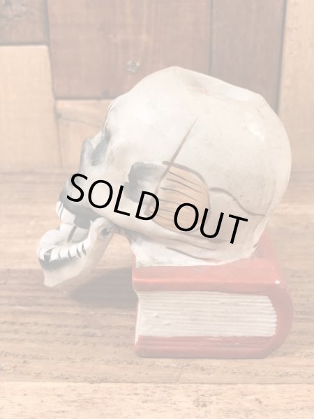 陶器製のスカルオンブックのヴィンテージマッチホルダー