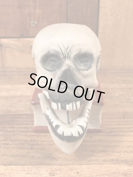 陶器製のスカルオンブックのヴィンテージマッチホルダー