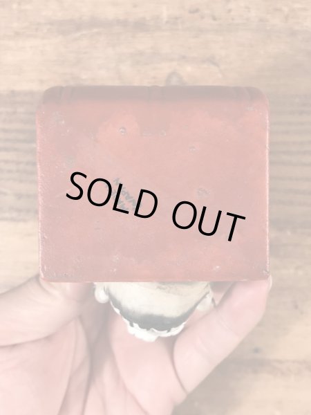 陶器製のスカルオンブックのヴィンテージマッチホルダー