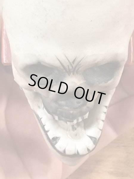 陶器製のスカルオンブックのヴィンテージマッチホルダー