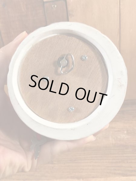 檻に入った囚人の鳥のヴィンテージコインバンクドール