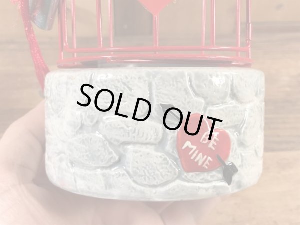 檻に入った囚人の鳥のヴィンテージコインバンクドール