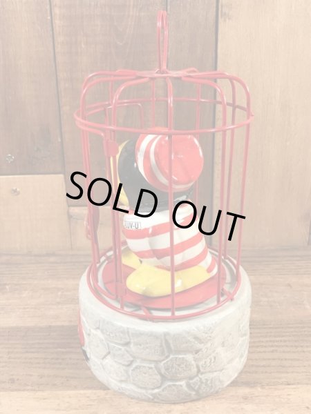 檻に入った囚人の鳥のヴィンテージコインバンクドール