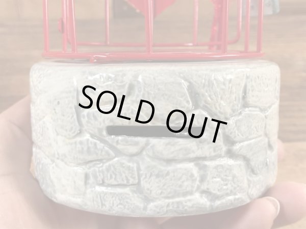 檻に入った囚人の鳥のヴィンテージコインバンクドール