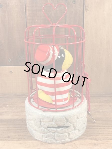 檻に入った囚人の鳥のヴィンテージコインバンクドール