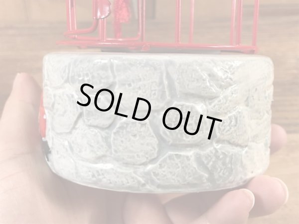 檻に入った囚人の鳥のヴィンテージコインバンクドール