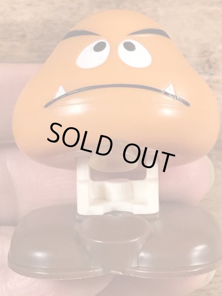 スーパーマリオブラザーズのクリボーのビンテージミールトイ