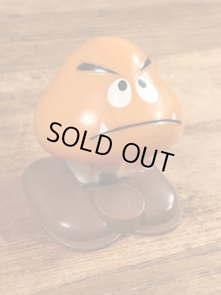 スーパーマリオブラザーズのクリボーのビンテージミールトイ