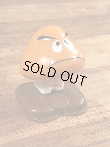 スーパーマリオブラザーズのクリボーのビンテージミールトイ