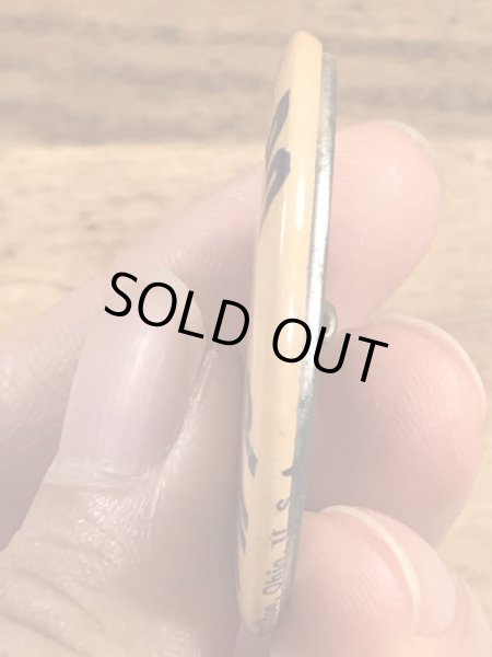 Will I Do In A Clinch?のメッセージが書かれたビンテージ缶バッジ