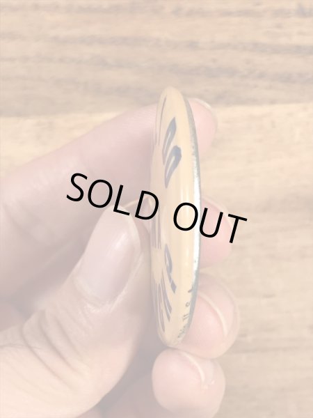 Will I Do In A Clinch?のメッセージが書かれたビンテージ缶バッジ