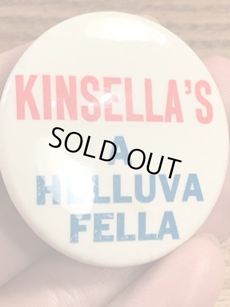Kinsella's A Helluva Fellaのメッセージが書かれたビンテージ缶バッジ
