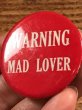 Warning Mad Loverのメッセージが書かれたヴィンテージ缶バッチ