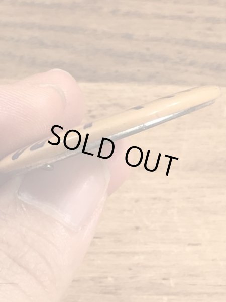 Will I Do In A Clinch?のメッセージが書かれたビンテージ缶バッジ