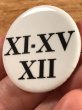 Ⅺ-XV Ⅻのローマ数字が書かれたヴィンテージ缶バッチ