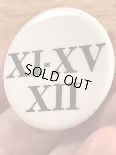Ⅺ-XV Ⅻのローマ数字が書かれたヴィンテージ缶バッチ