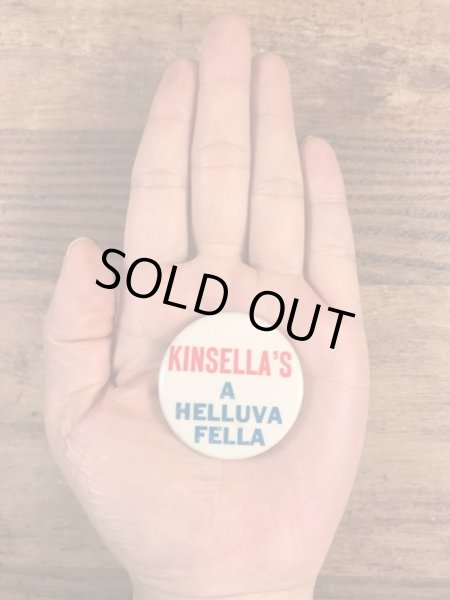 Kinsella's A Helluva Fellaのメッセージが書かれたビンテージ缶バッジ