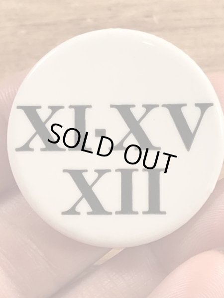 Ⅺ-XV Ⅻの文字が書かれたビンテージ缶バッジ