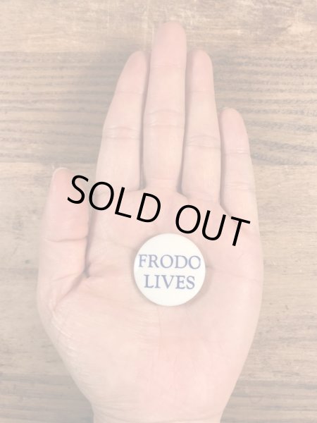 Frodo Livesのメッセージが書かれたビンテージ缶バッジ