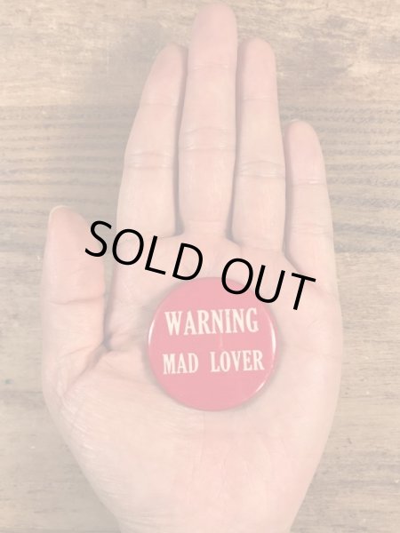 Warning Mad Loverのメッセージが書かれたビンテージ缶バッジ