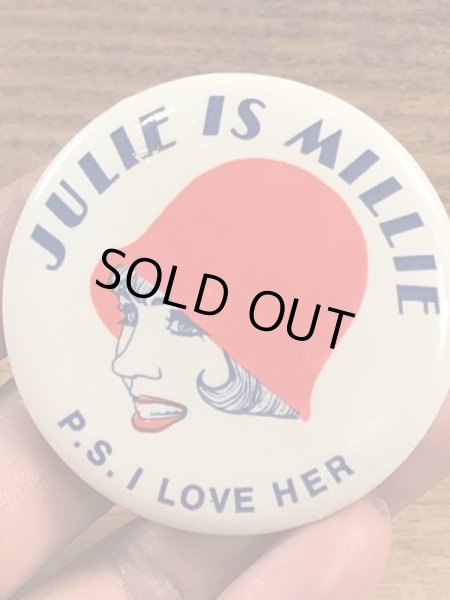 1967年のミュージカル映画モダンミリーのビンテージ缶バッジ