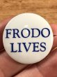 Frodo Livesのメッセージが書かれたビンテージ缶バッジ