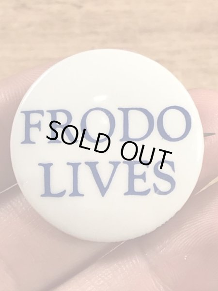 Frodo Livesのメッセージが書かれたビンテージ缶バッジ