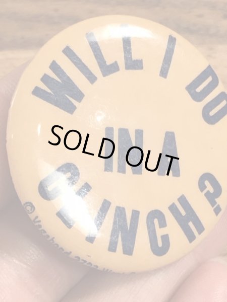 Will I Do In A Clinch?のメッセージが書かれたビンテージ缶バッジ