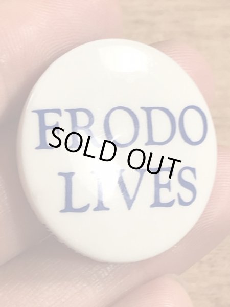 Frodo Livesのメッセージが書かれたビンテージ缶バッジ