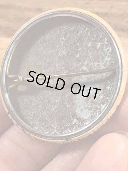 Will I Do In A Clinch?のメッセージが書かれたビンテージ缶バッジ