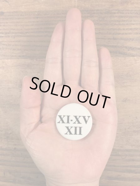 Ⅺ-XV Ⅻの文字が書かれたビンテージ缶バッジ