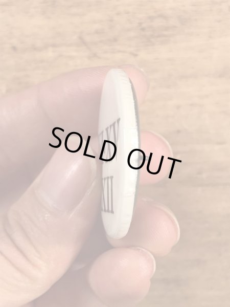 Ⅺ-XV Ⅻの文字が書かれたビンテージ缶バッジ