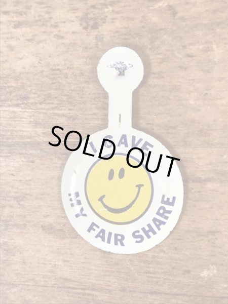 スマイルのメッセージが書かれたヴィンテージタブバッチ