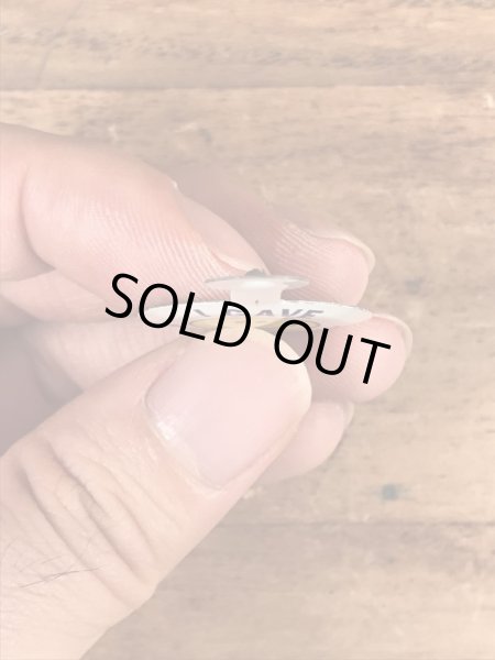 スマイルのメッセージが書かれたヴィンテージタブバッチ