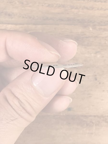 スマイルのメッセージが書かれたヴィンテージタブバッチ