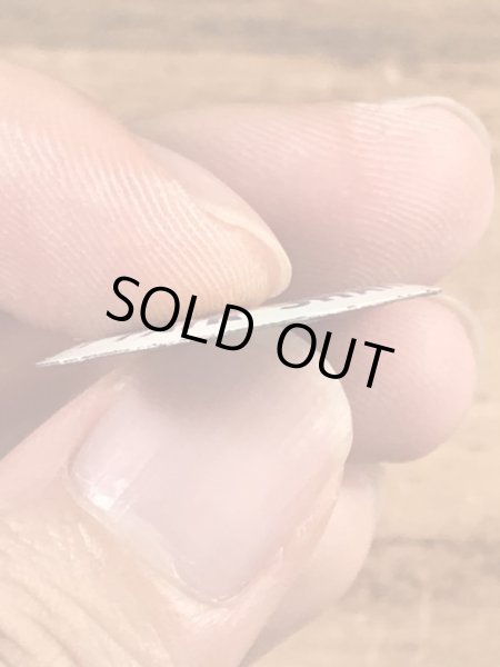 スマイルのメッセージが書かれたヴィンテージタブバッチ