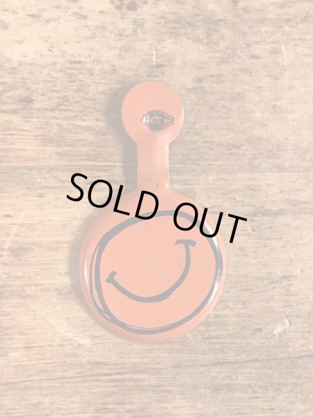 スマイルの顔が描かれたビンテージタブバッジ