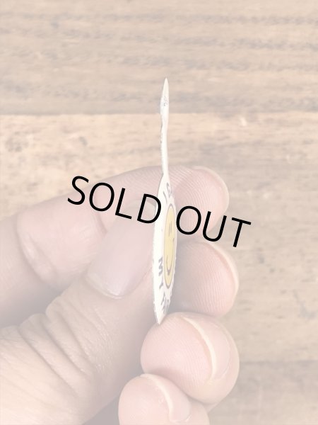 スマイルの顔が描かれたビンテージタブバッジ