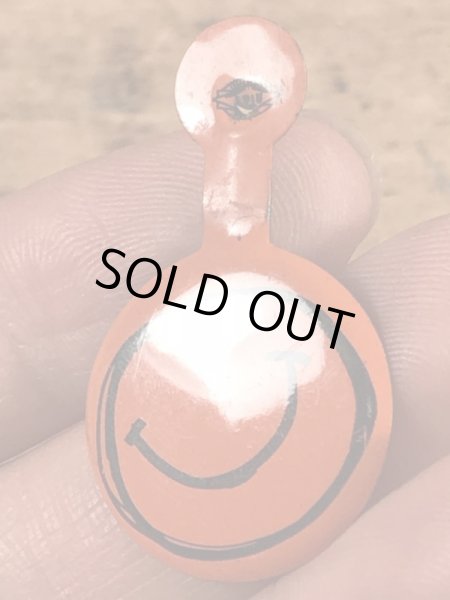 スマイルの顔が描かれたヴィンテージタブバッチ