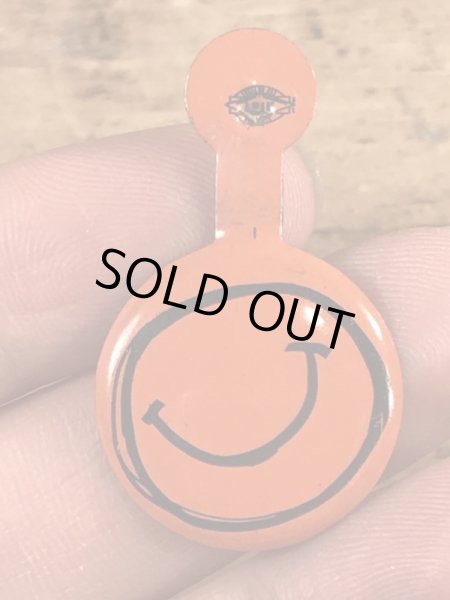 スマイルの顔が描かれたビンテージタブバッジ