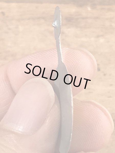 スマイルのメッセージが書かれたヴィンテージタブバッチ