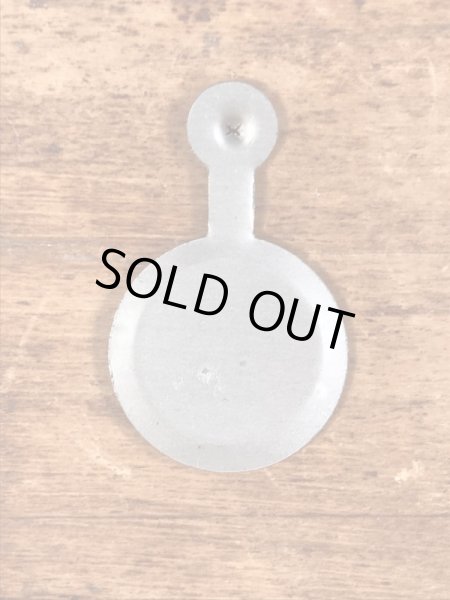 スマイルのメッセージが書かれたヴィンテージタブバッチ