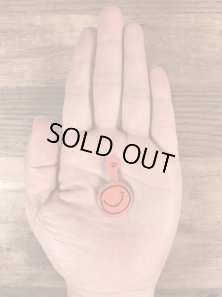 スマイルの顔が描かれたビンテージタブバッジ