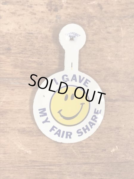 スマイルの顔が描かれたビンテージタブバッジ