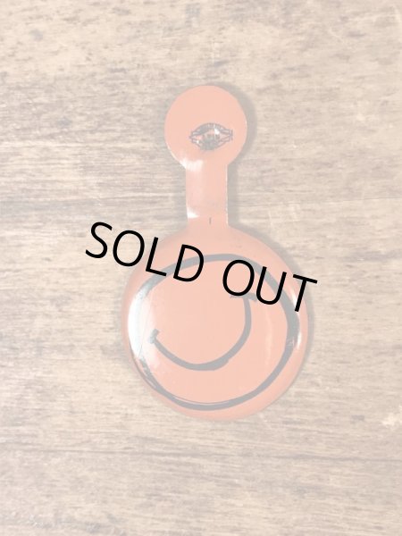 スマイルの顔が描かれたヴィンテージタブバッチ